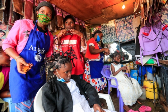 Unik, Anak-Anak Kenya Ubah Gaya Rambut Seperti Virus Corona