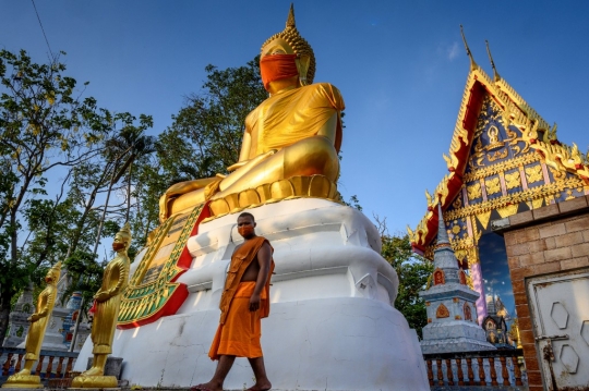 Saat Patung Buddha Raksasa di Thailand Kenakan Masker