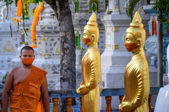 Saat Patung Buddha Raksasa di Thailand Kenakan Masker