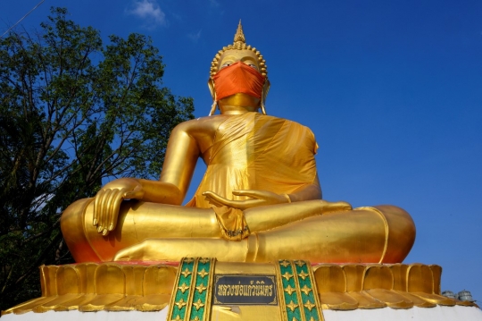 Saat Patung Buddha Raksasa di Thailand Kenakan Masker