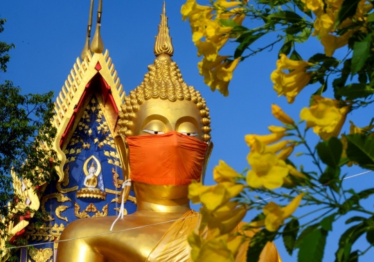 Saat Patung Buddha Raksasa di Thailand Kenakan Masker