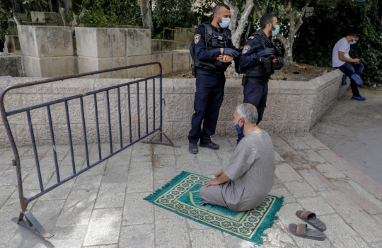 Pasukan Israel Awasi Warga Palestina yang Salat di Luar Masjid Al-Aqsa