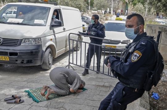 Pasukan Israel Awasi Warga Palestina yang Salat di Luar Masjid Al-Aqsa