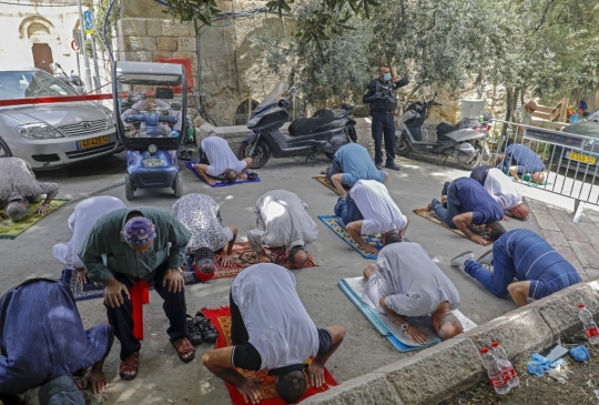 Pasukan Israel Awasi Warga Palestina yang Salat di Luar Masjid Al-Aqsa