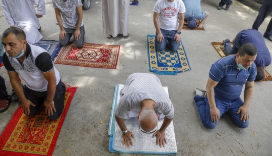 Pasukan Israel Awasi Warga Palestina yang Salat di Luar Masjid Al-Aqsa