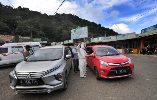 Pemeriksaan Pemudik di Puncak Pass