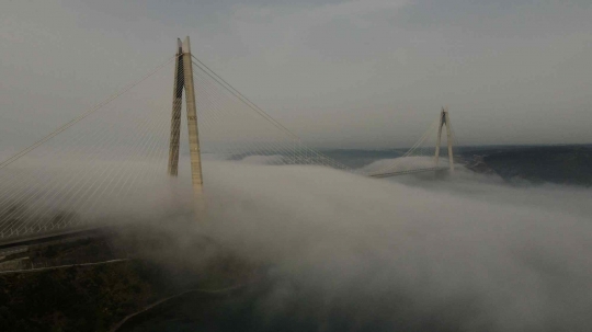 Pesona Jembatan Yavuz Sultan Selim yang Tertutup Kabut