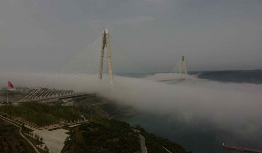 Pesona Jembatan Yavuz Sultan Selim yang Tertutup Kabut