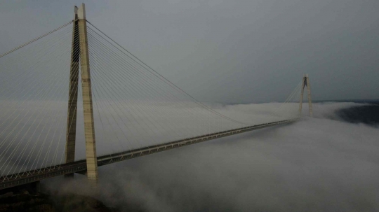 Pesona Jembatan Yavuz Sultan Selim yang Tertutup Kabut
