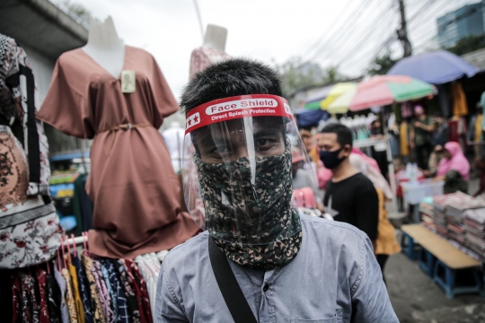 Layani Pembeli, Pedagang Pasar Tanah Abang Gunakan Face Shield