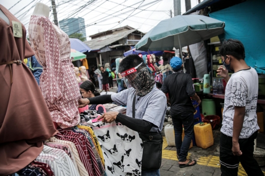 Layani Pembeli, Pedagang Pasar Tanah Abang Gunakan Face Shield