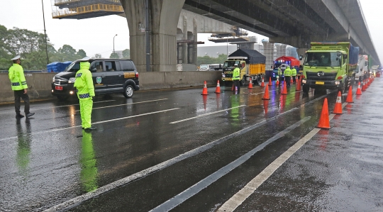 H-6 Lebaran, Puluhan Kendaraan di Tol Cikarang Barat Langgar Larangan Mudik