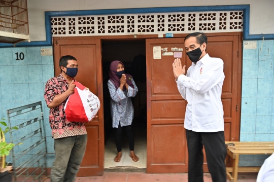 Jokowi Tinjau Penyaluran Bantuan untuk Warga Terdampak Covid-19