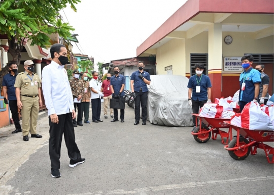 Jokowi Tinjau Penyaluran Bantuan untuk Warga Terdampak Covid-19