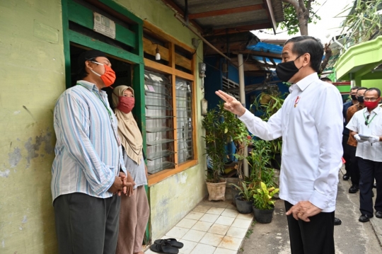 Jokowi Tinjau Penyaluran Bantuan untuk Warga Terdampak Covid-19