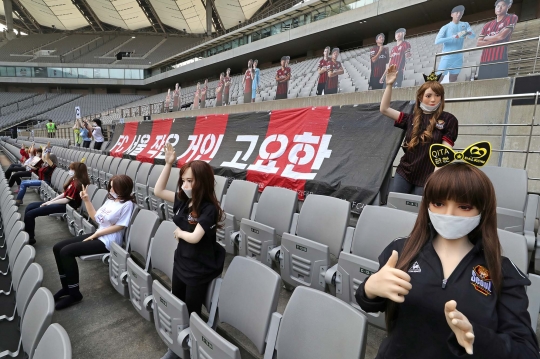 Heboh Boneka Seks Jadi Suporter Sepak Bola di Korea Selatan