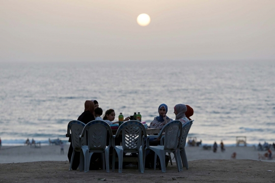 Potret Warga Palestina Menikmati Buka Puasa di Tepi Pantai