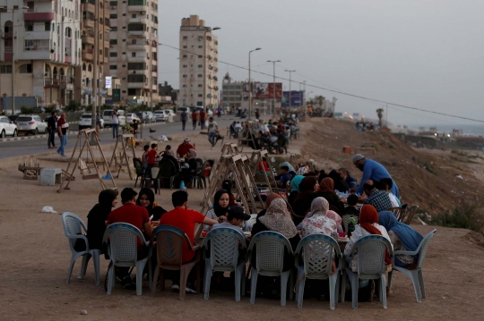 Potret Warga Palestina Menikmati Buka Puasa di Tepi Pantai