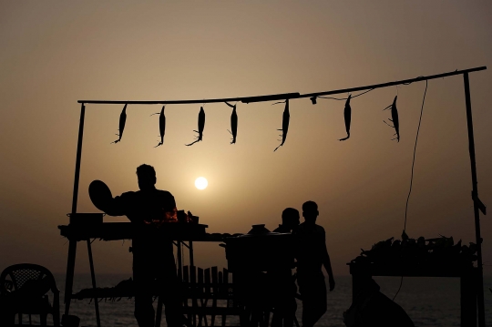 Potret Warga Palestina Menikmati Buka Puasa di Tepi Pantai