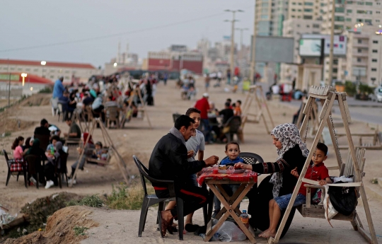 Potret Warga Palestina Menikmati Buka Puasa di Tepi Pantai