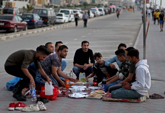 Potret Warga Palestina Menikmati Buka Puasa di Tepi Pantai