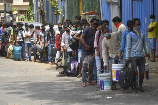 Antrean Buruh Menunggu Bus Saat Mudik di Tengah Lockdown India
