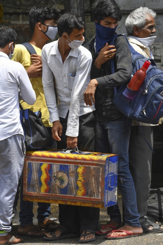 Antrean Buruh Menunggu Bus Saat Mudik di Tengah Lockdown India