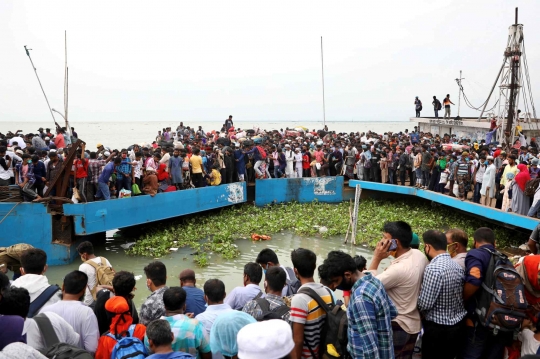 Demi Mudik, Migran Bangladesh Rela Berdesakan Hingga Berenang Naik Kapal