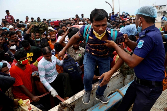 Demi Mudik, Migran Bangladesh Rela Berdesakan Hingga Berenang Naik Kapal