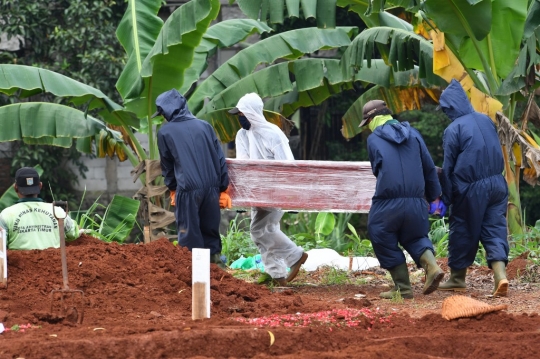 Kisah Penggali Kubur Melawan Takut Terhadap Covid-19