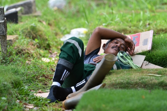 Kisah Penggali Kubur Melawan Takut Terhadap Covid-19