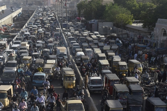 Parahnya Kemacetan di Karachi Seusai Pelonggaran Lockdown