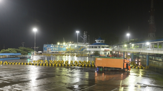 Sepi Pemudik, Begini Suasana Pelabuhan Merak di Malam Hari