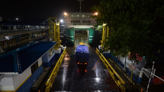 Sepi Pemudik, Begini Suasana Pelabuhan Merak di Malam Hari