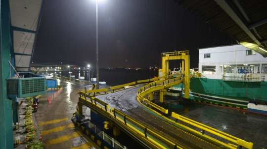 Sepi Pemudik, Begini Suasana Pelabuhan Merak di Malam Hari