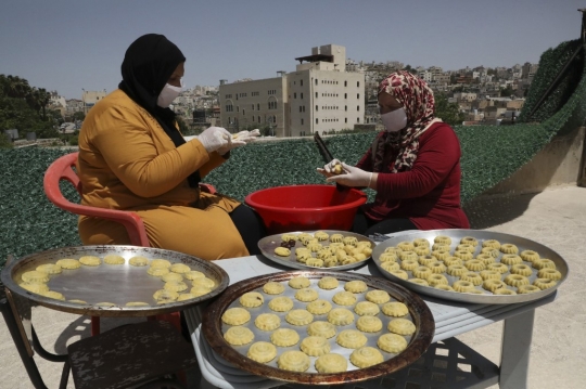 Intip Wanita Palestina Membuat Biskuit Lebaran