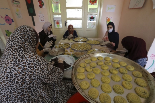 Intip Wanita Palestina Membuat Biskuit Lebaran