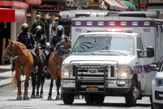 Aksi Polisi Berkuda Amankan New York di Tengah Pandemi