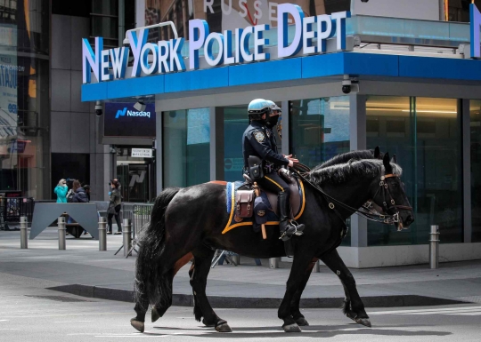 Aksi Polisi Berkuda Amankan New York di Tengah Pandemi