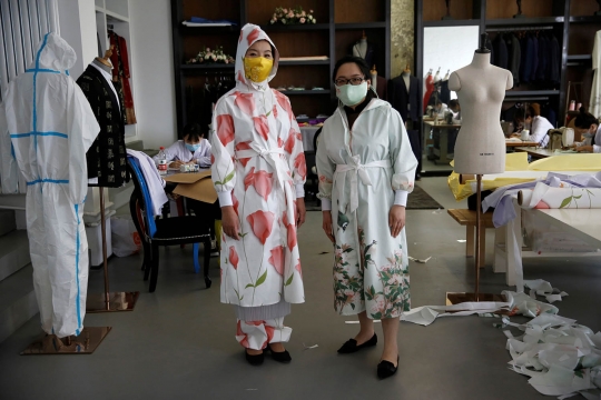 Tetap Modis, Desainer China Buat Masker dari Sutra