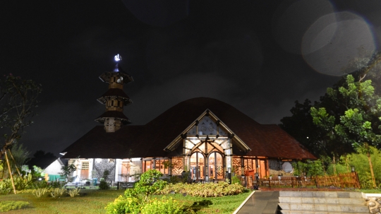 Mengunjungi Masjid Bambu Terbesar di Indonesia