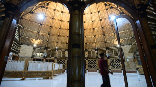 Mengunjungi Masjid Bambu Terbesar di Indonesia