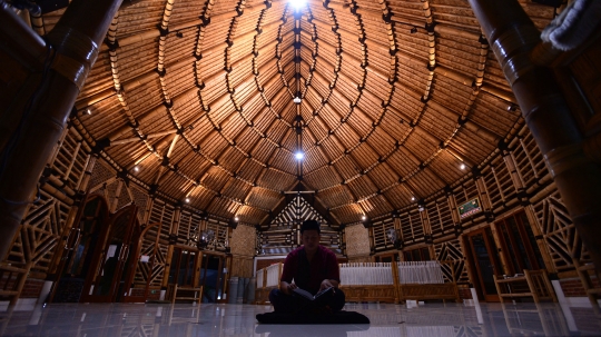 Mengunjungi Masjid Bambu Terbesar di Indonesia