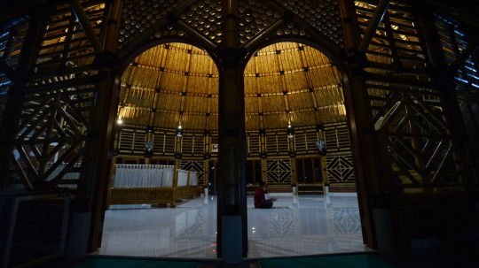 Mengunjungi Masjid Bambu Terbesar di Indonesia