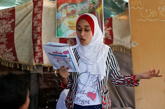 Sekolah Tutup, Gadis 13 Tahun di Gaza Jadi Guru Anak-Anak Tetangganya