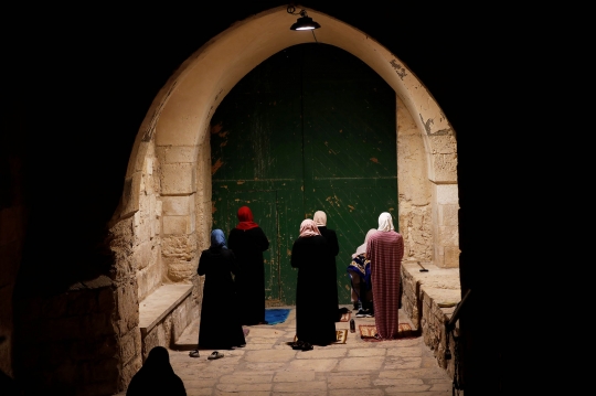 Kekhusyukan Muslim Yerusalem Mencari Keberkahan Lailatul Qadar di Tengah Pandemi