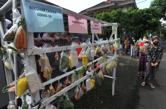 Warga Terdampak Pandemi di Bogor Antre Bahan Pangan Gratis