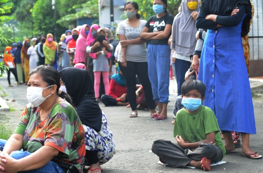 Warga Terdampak Pandemi di Bogor Antre Bahan Pangan Gratis