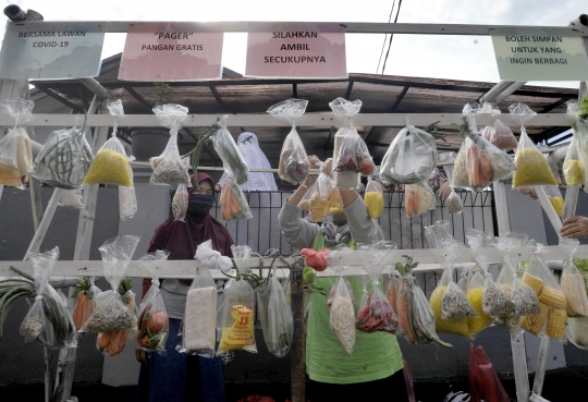 Warga Terdampak Pandemi di Bogor Antre Bahan Pangan Gratis
