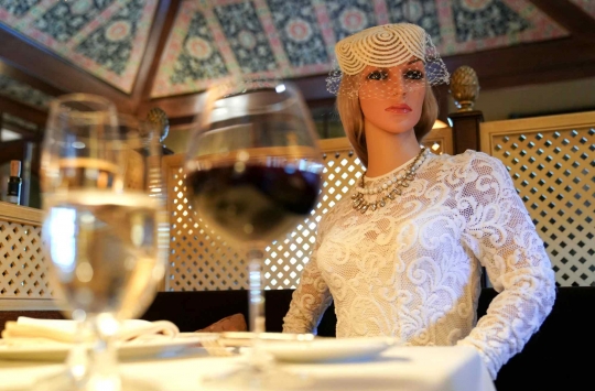Di Tengah Social Distancing, Boneka Jadi Pengunjung Restoran Mewah di AS